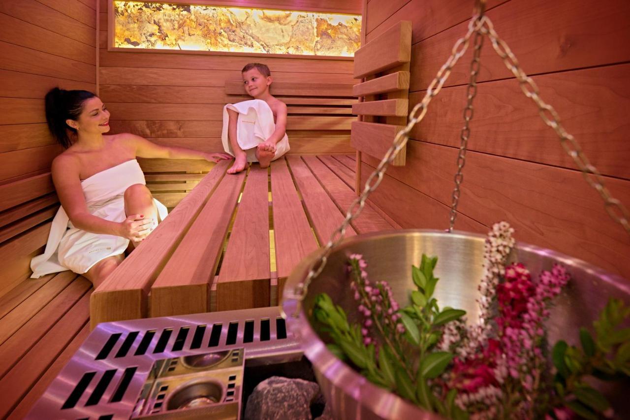 Hotel Bartos Frenštát pod Radhoštěm エクステリア 写真